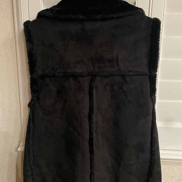 Black Faux Fur Vest by LOVE TREE - Picture 4 of 5